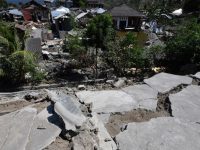 Suman 98 muertos tras sismo en Indonesia