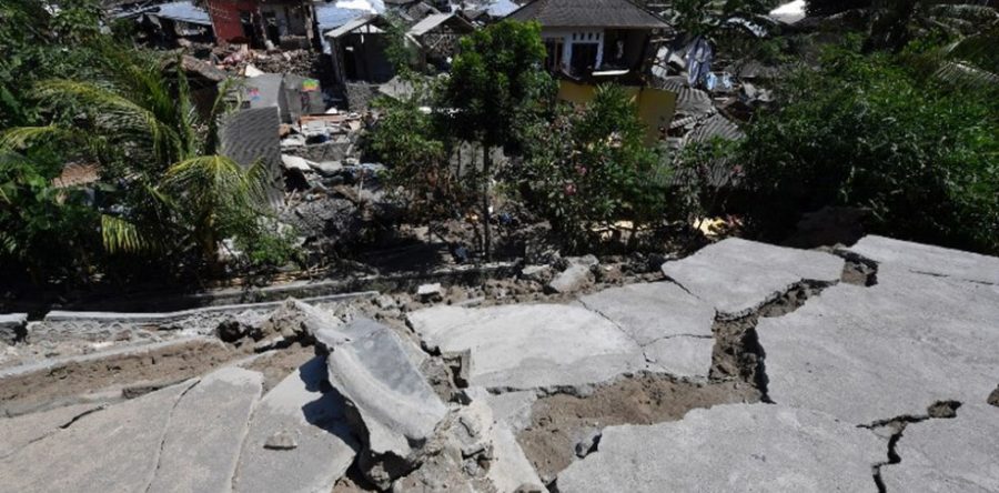 Suman 98 muertos tras sismo en Indonesia