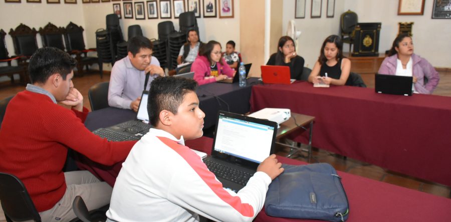 Incursionan a jóvenes en la creación de aplicaciones para celular
