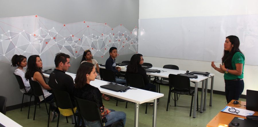 Informan a jóvenes sobre cómo desarrollar una empresa