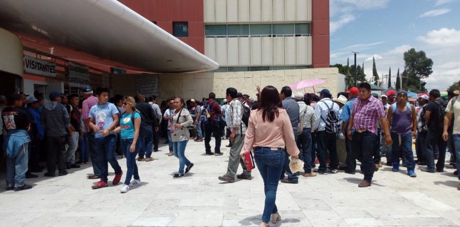 Desalojan Ciudad Administrativa ante presencia de manifestantes; toman avenida