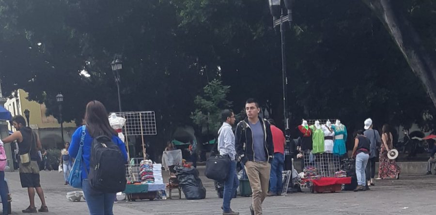 Continúa Zócalo en poder de ambulantes y líderes sociales