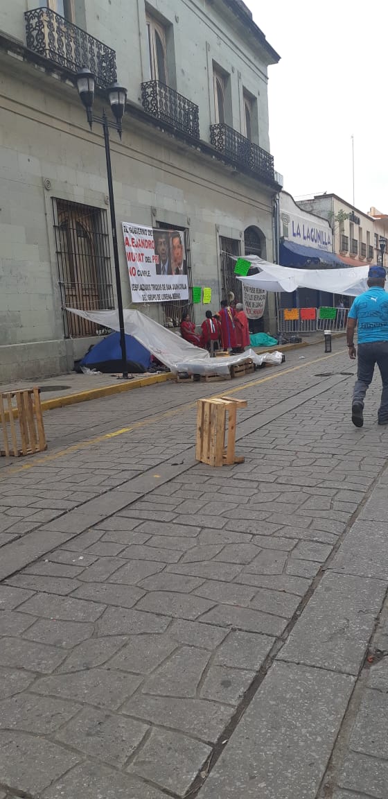 Continúan triquis en plantón en el centro de la ciudad