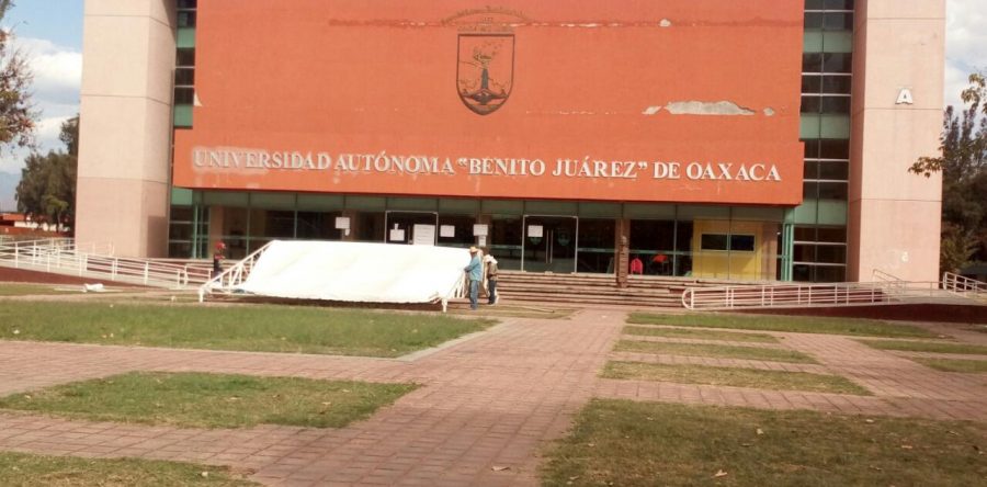 Insisten estudiantes no aceptados en la UABJO con buscar espacios