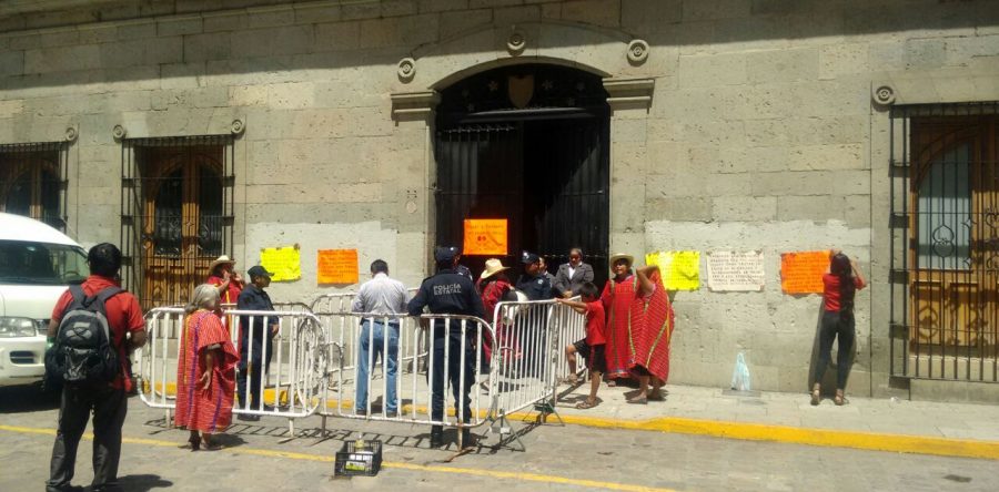 Protestan triquis en puertas de Palacio de Gobierno