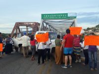 Bloquean Puente de Fierro en el Istmo de Tehuantepec