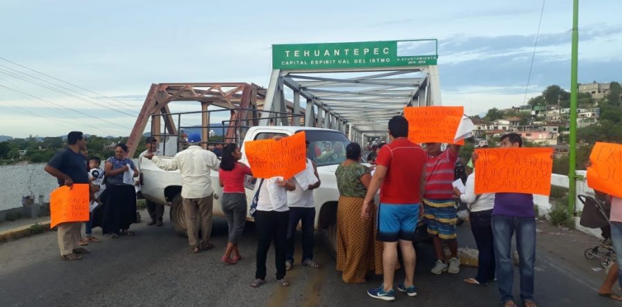 Bloquean Puente de Fierro en el Istmo de Tehuantepec