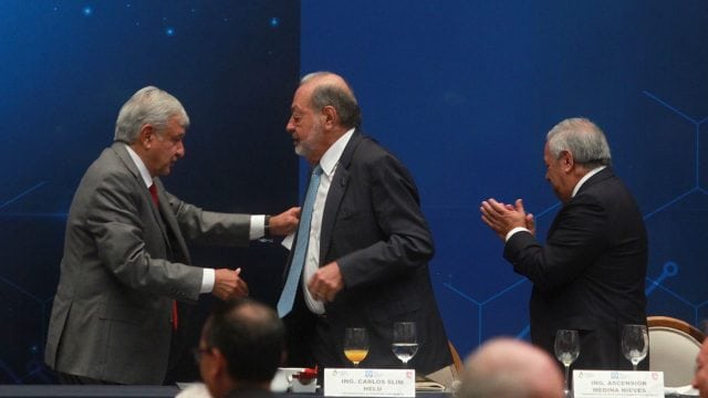 Slim es un ejemplo para todos, dice AMLO en reunión con ingenieros