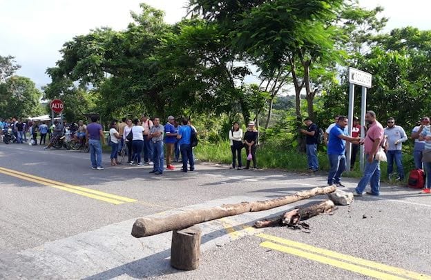 S-22 bloquea en el Istmo de Tehuantepec