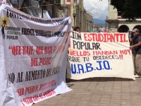 Marchan organizaciones de la UABJO en rechazo al aumento del transporte urbano