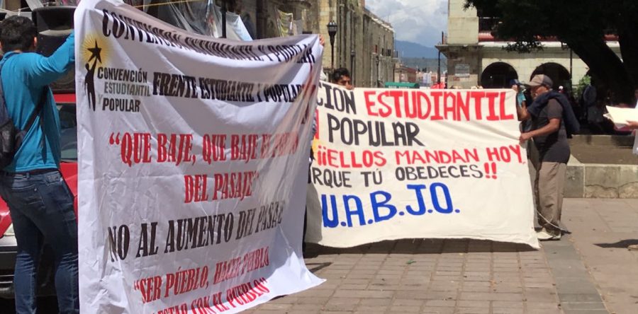 Marchan organizaciones de la UABJO en rechazo al aumento del transporte urbano