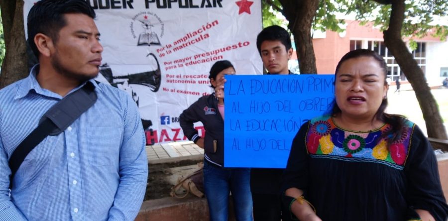 Continúa protesta en la UABJO por parte de organizaciones juveniles