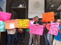 Vendedores de útiles escolares protestan en la Profeco
