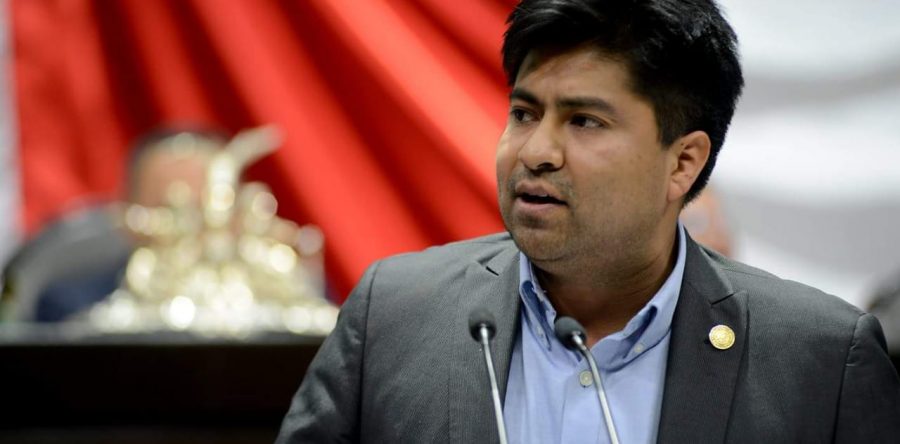 Alza la mano Luis de León en busca de la dirigencia estatal del PAN