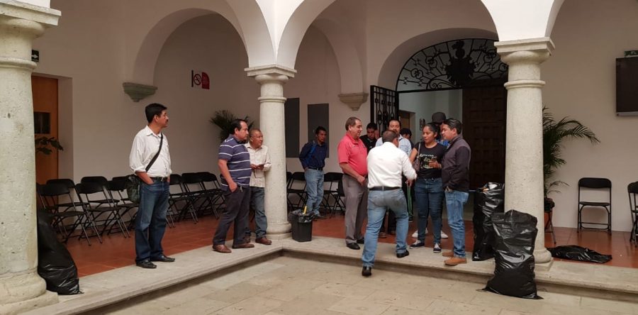 Organizaciones juveniles de la UABJO piden espacios en la Facultad de Arquitectura