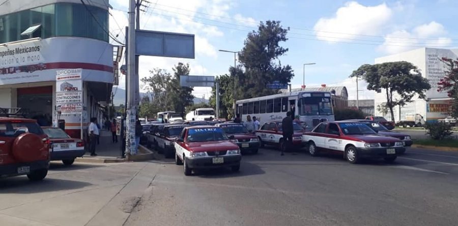 Trabajadores del volante de varios colectivos protestaron en la Semovi