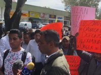 Protesta Murat Hinojosa y mezcaleros en las oficinas del IMPI