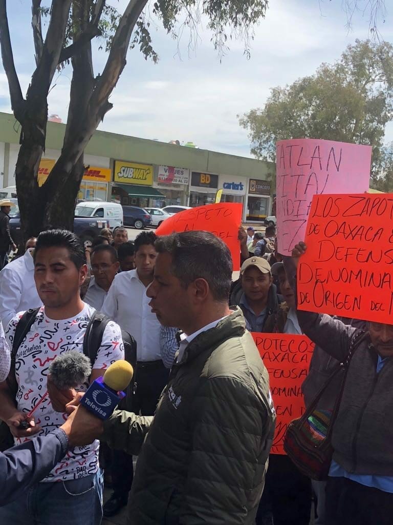 Protesta Murat Hinojosa y mezcaleros en las oficinas del IMPI