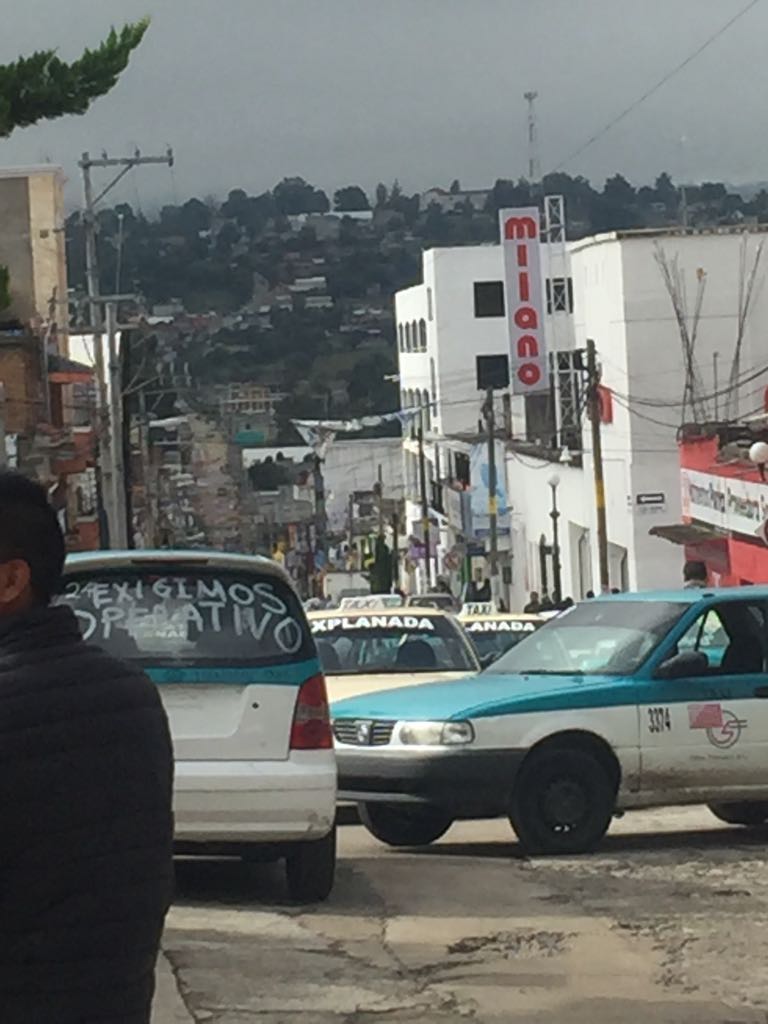 Taxistas en Tlaxiaco protestan en contra de los mototaxis