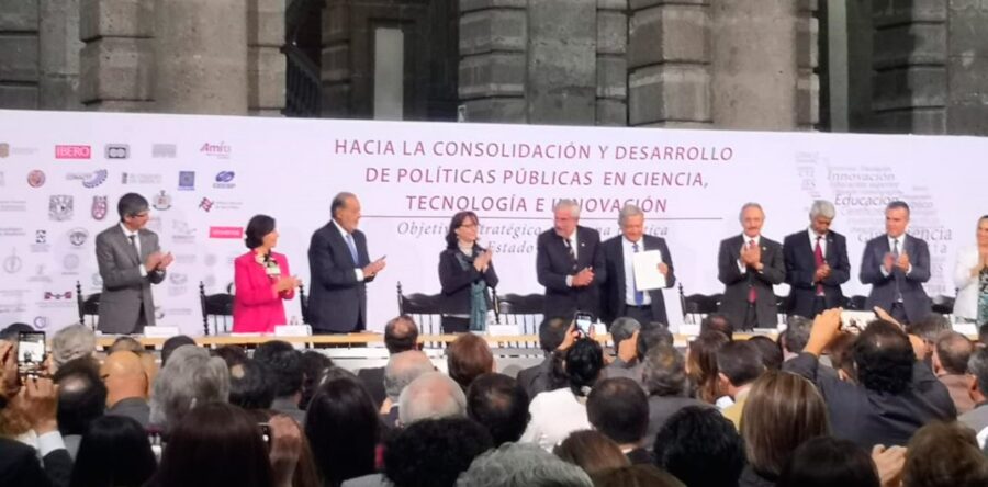 Motorola tiende sus redes para ser el brazo tecnológico de AMLO