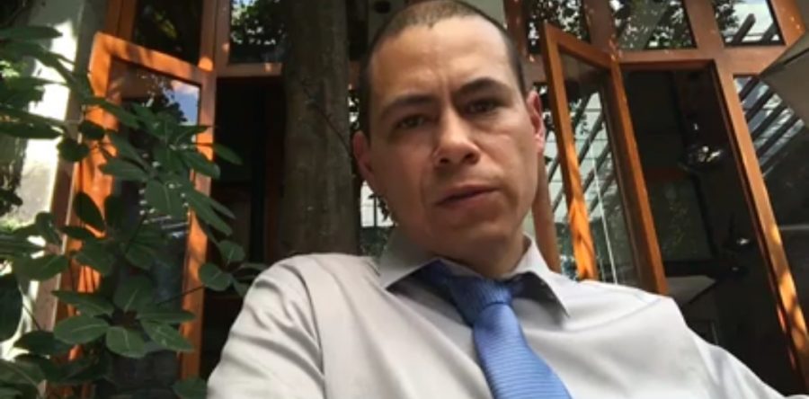 Exigen a Murat Hinojosa pago de 50 mil dólares por engañar y utilizar trabajo de fotógrafo