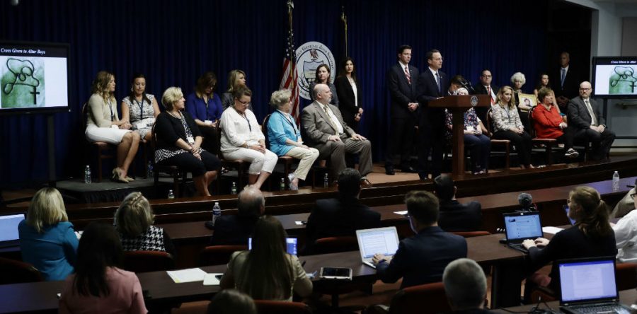 “Sacerdotes pederastas” usaron rituales religiosos y fe para abusar de menores, revela informe
