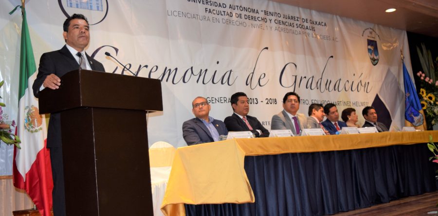 Entrega FDCS-UABJO a la sociedad 864 nuevos profesionales del Derecho