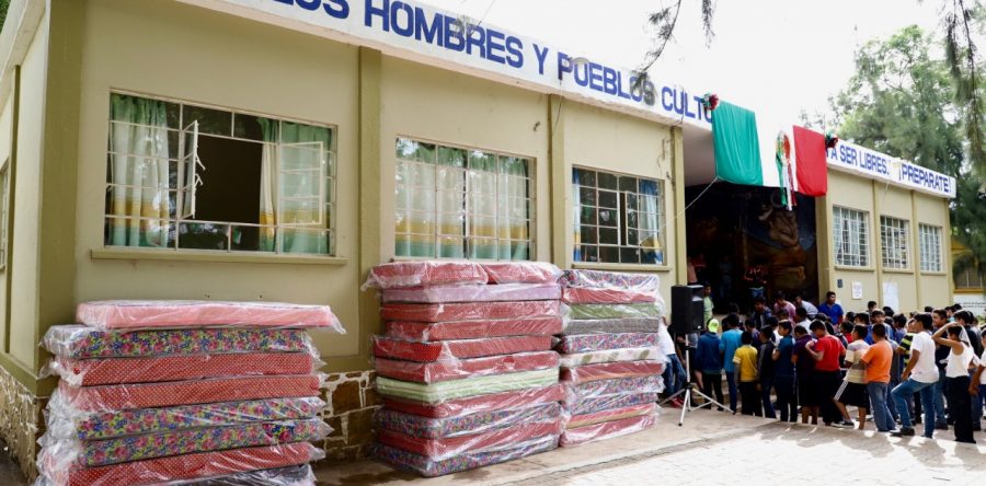 Entrega IEEPO material de apoyo a internado de Reyes Mantecón