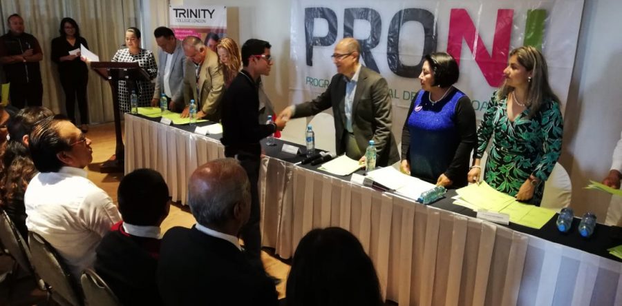 Entrega IEEPO certificaciones de inglés a estudiantes, maestros y asesores externos