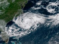 La rara coincidencia de tormentas en el Atlántico y en el Pacífico sorprende a los meteorólogos