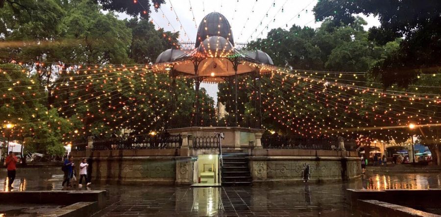 La Plaza de la Constitución se viste de verde,  blanco y rojo  durante el mes patrio