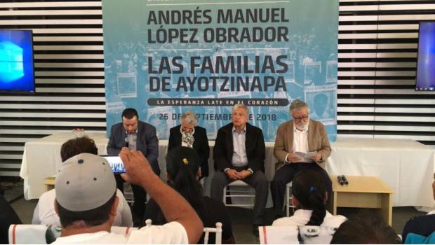 AMLO se reúne con los padres de los 43 normalistas