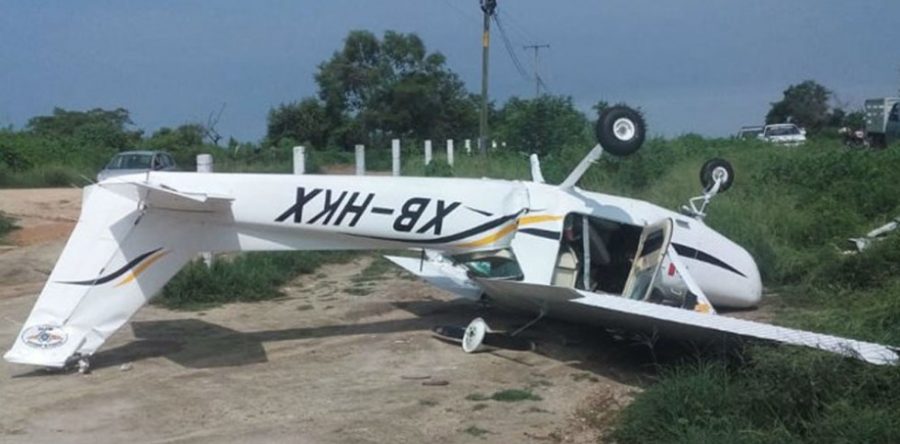 Avión pequeño se desploma en carretera Acapulco-Pinotepa Nacional
