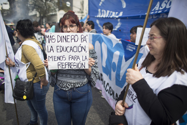 Crisis dispara desempleo en Argentina; llega a 9.6%