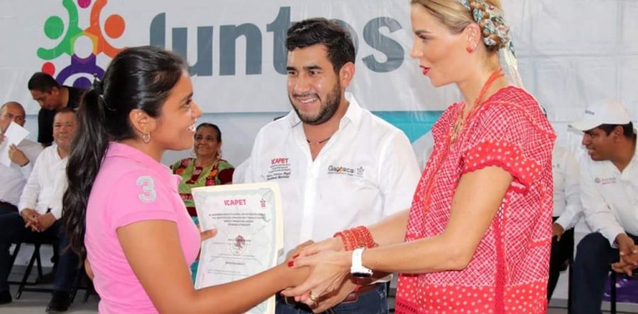 Ivette Morán de Murat encabeza el Programa “Juntos” en el municipio de Santa María Xadani