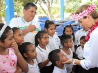 Ivette Morán de Murat cumple su palabra con estudiantes y maestros de “El Coco” en Santa María Tonameca
