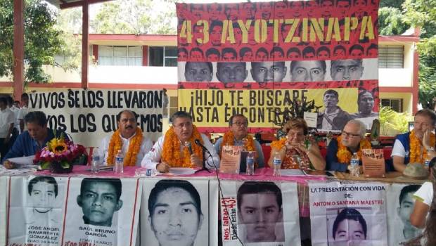 Denuncian omisiones en caso Ayotzinapa y exigen cambio de narrativa sobre “verdad histórica”