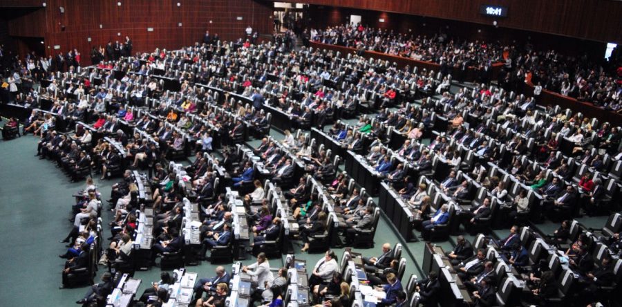 Diputados aprueban ley para que ningún funcionario gane más que el presidente