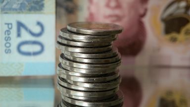 El peso, entre las monedas más castigadas por la ‘tormenta comercial’