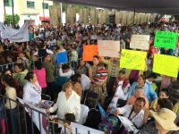 En medio de protestas de familiares de desaparecidos, Aristóteles Sandoval recibe a AMLO en Guadalajara