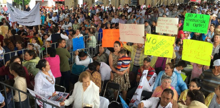 En medio de protestas de familiares de desaparecidos, Aristóteles Sandoval recibe a AMLO en Guadalajara