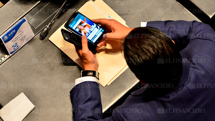 Este senador del PAN intercambia fotos de chica en un chat; preguntan por el padrote