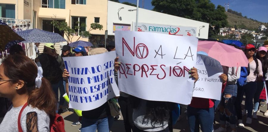 Marchan normalistas en apoyo a la UNAM y em rechazo al porrísmoNo