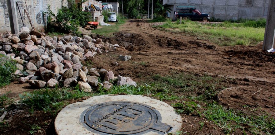 Colonia Estado de Oaxaca se beneficia con obras de drenaje