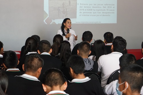Imparte IOAM pláticas sobre migración a estudiantes de la mixteca