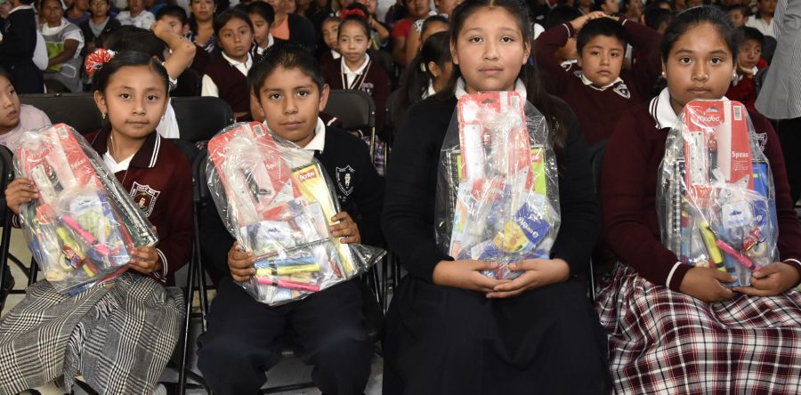 Recibe alumnado de 100 escuelas públicas estímulos a la educación básica