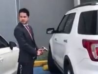 Juez ordena atacar un vehículo por un lugar de estacionamiento