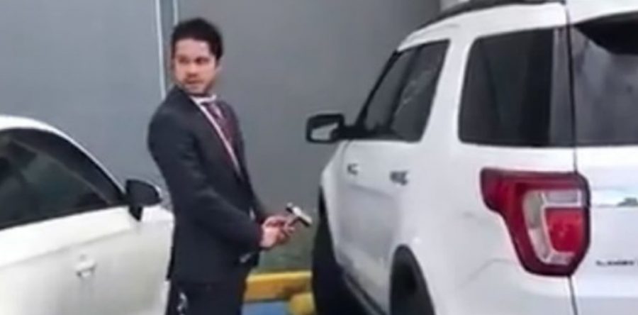 Juez ordena atacar un vehículo por un lugar de estacionamiento