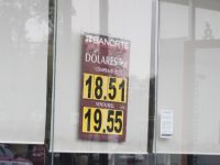 Ligera depreciación del peso ante estancamiento del TLCAN