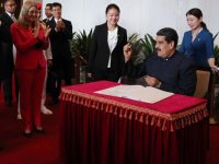 Maduro firma acuerdos en China tras rendir homenaje a Mao